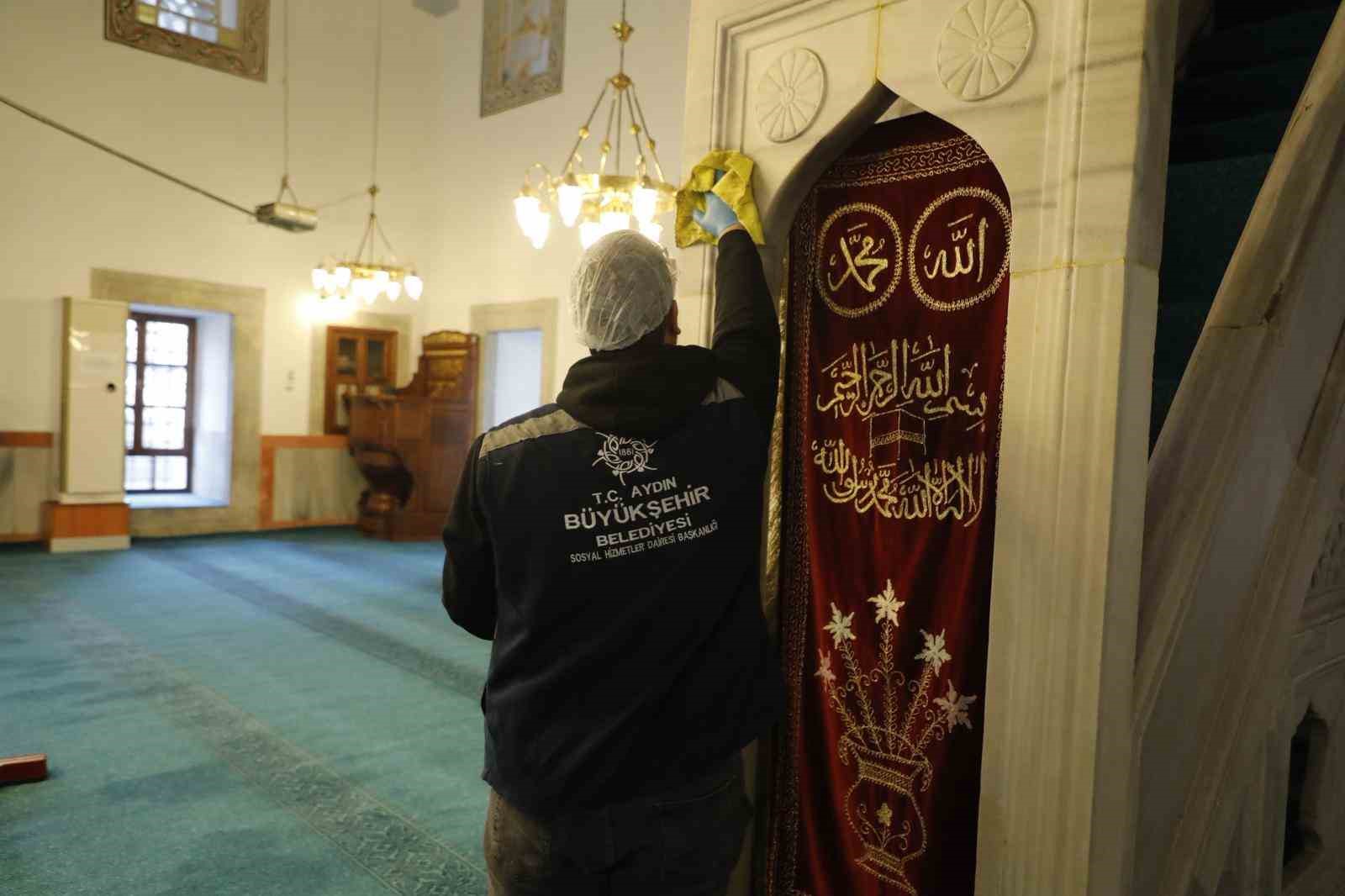 Büyükşehir ekiplerinin camilerde temizlik çalışmaları sürüyor
