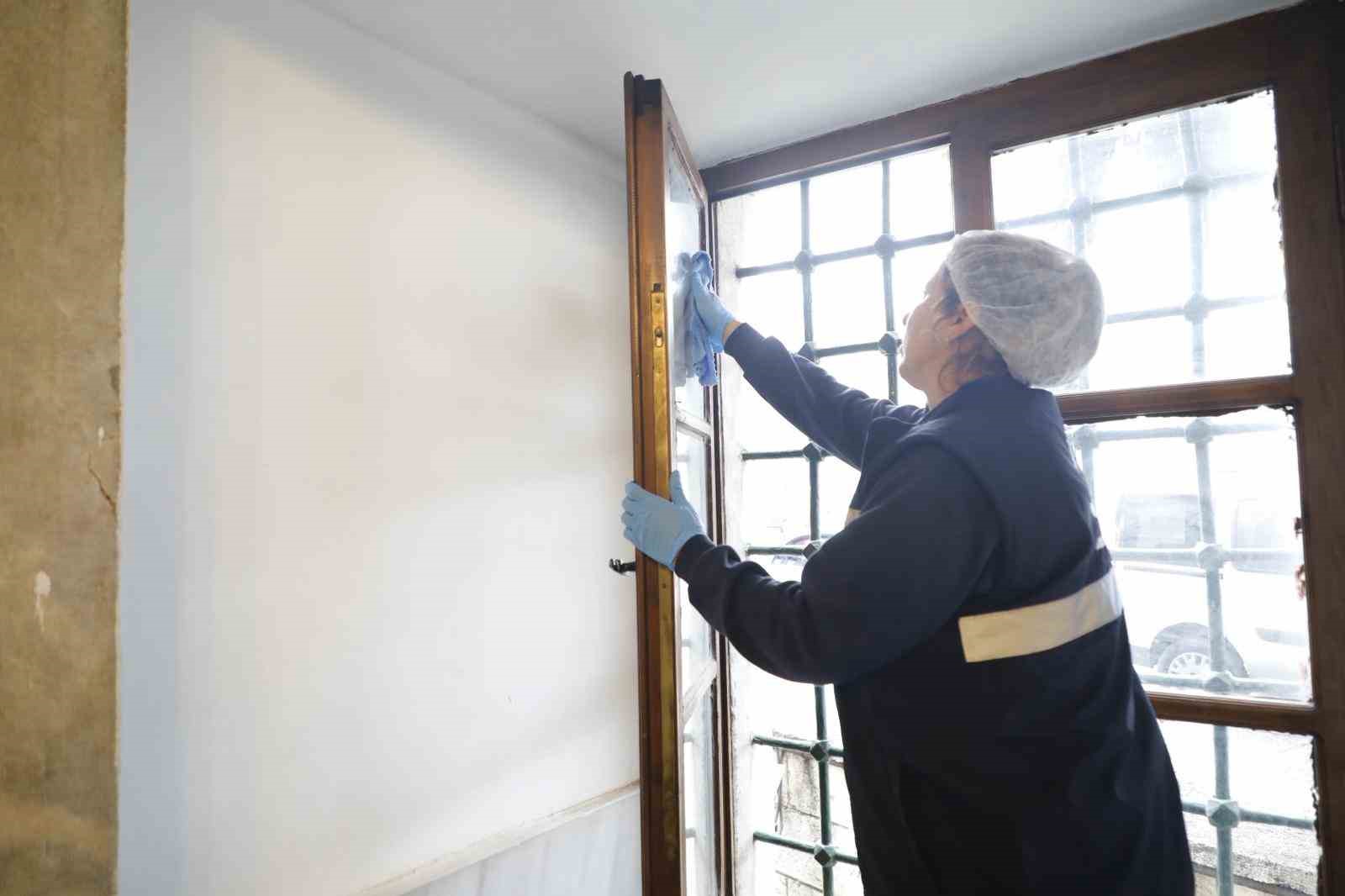 Büyükşehir ekiplerinin camilerde temizlik çalışmaları sürüyor
