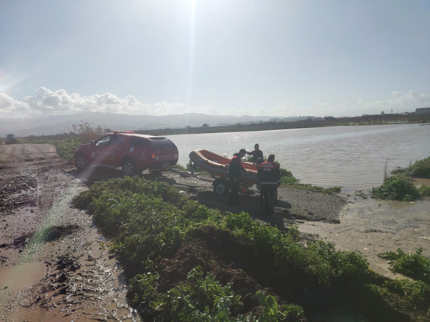 Büyükşehir ekiplerinin özverili çabası: Mahsur kalan hayvanlar kurtarıldı
