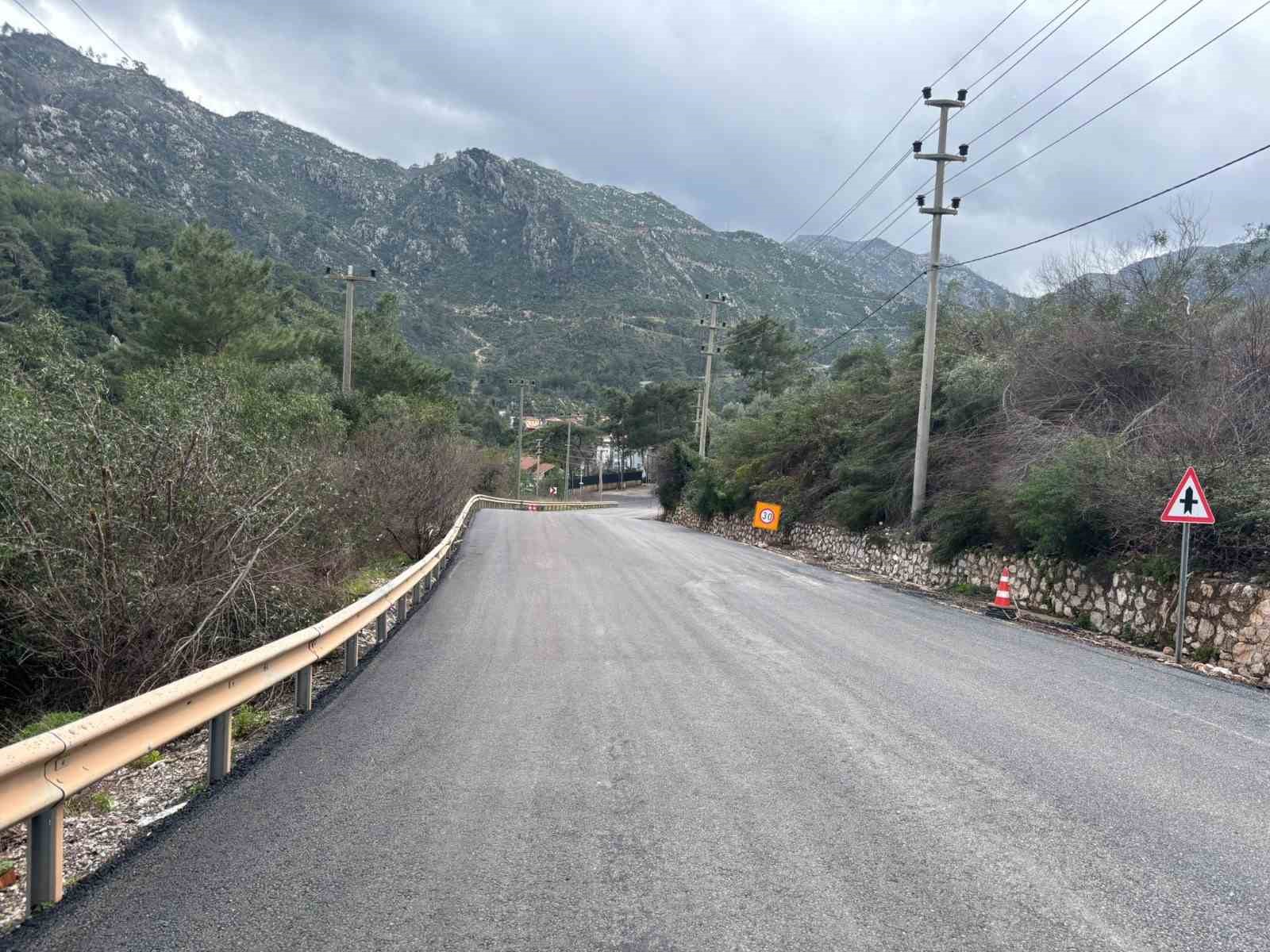 Büyükşehir, İçmeler Asparan Turunç yol ayrımını yeniledi
Büyükşehir, İçmeler Asparan Turunç yol ayrımını yeniledi