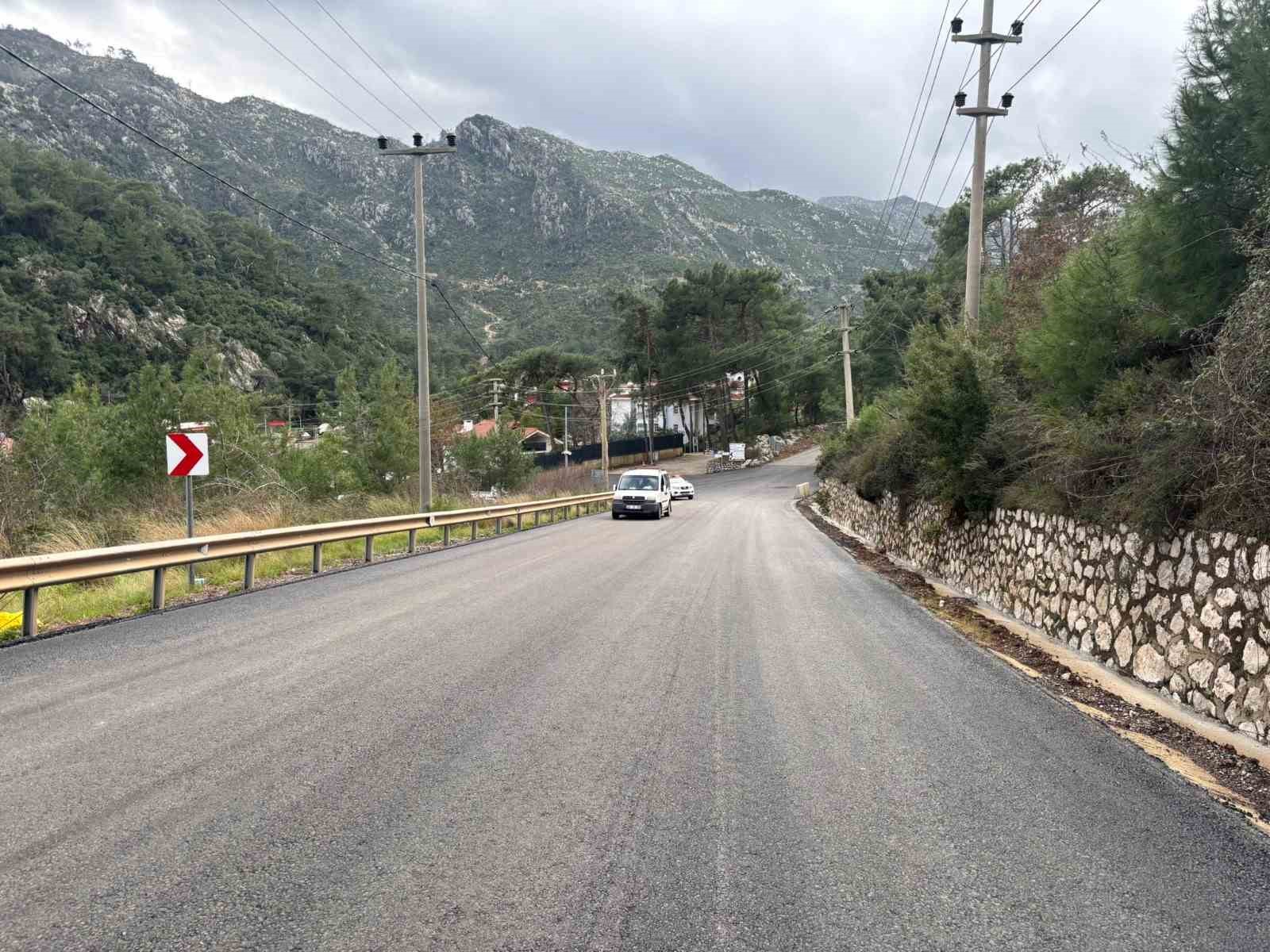 Büyükşehir, İçmeler Asparan Turunç yol ayrımını yeniledi
Büyükşehir, İçmeler Asparan Turunç yol ayrımını yeniledi