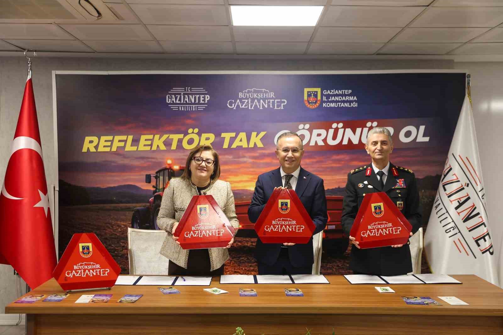 Büyükşehir iş birliğinde, çiftçilere reflektör dağıtımı için protokol imza töreni düzenlendi
Büyükşehir iş birliğinde, çiftçilere reflektör dağıtımı için protokol imza töreni düzenlendi