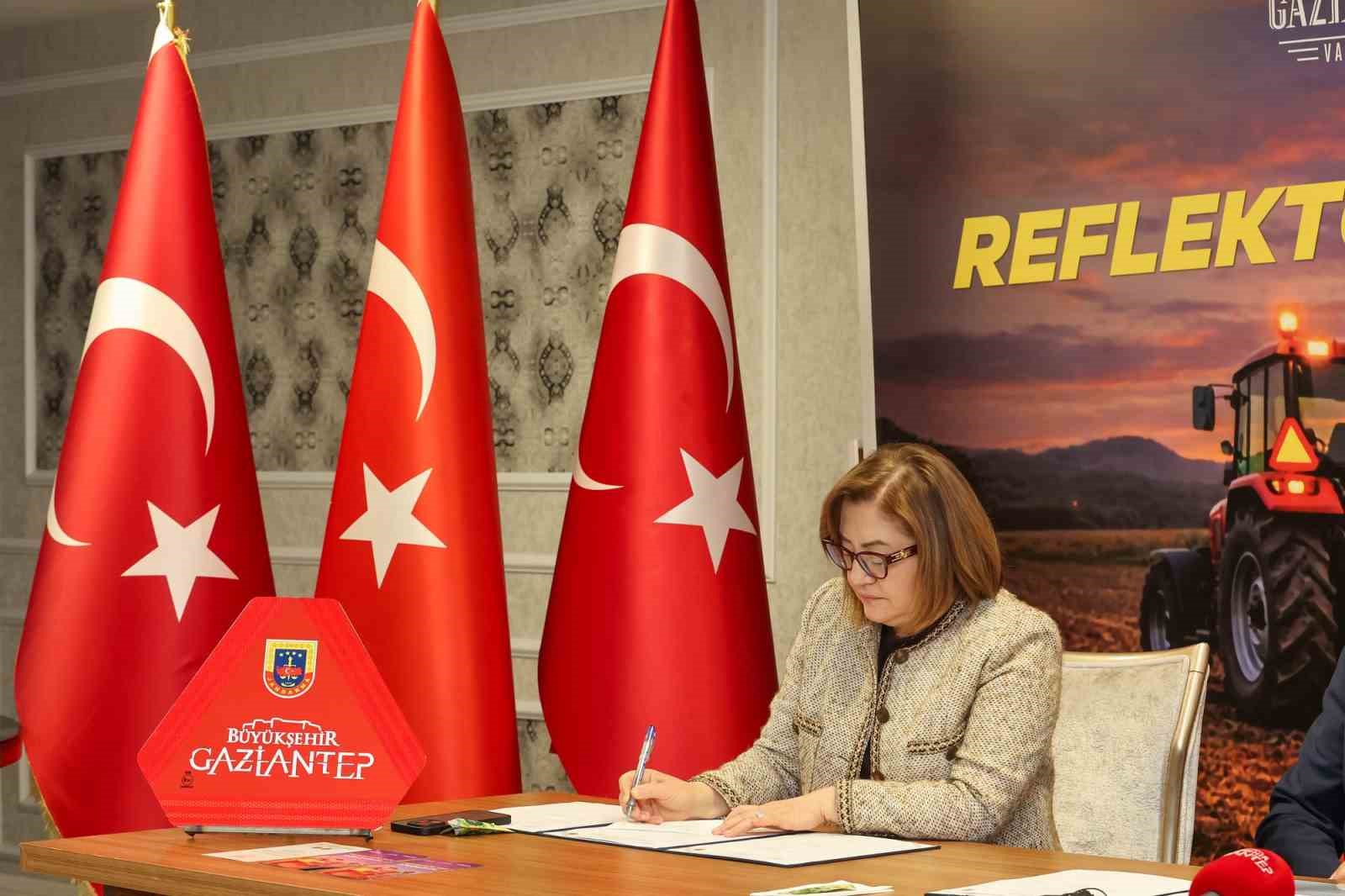 Büyükşehir iş birliğinde, çiftçilere reflektör dağıtımı için protokol imza töreni düzenlendi
Büyükşehir iş birliğinde, çiftçilere reflektör dağıtımı için protokol imza töreni düzenlendi