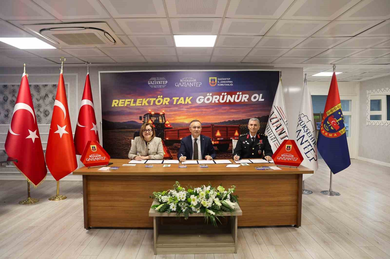 Büyükşehir iş birliğinde, çiftçilere reflektör dağıtımı için protokol imza töreni düzenlendi
Büyükşehir iş birliğinde, çiftçilere reflektör dağıtımı için protokol imza töreni düzenlendi