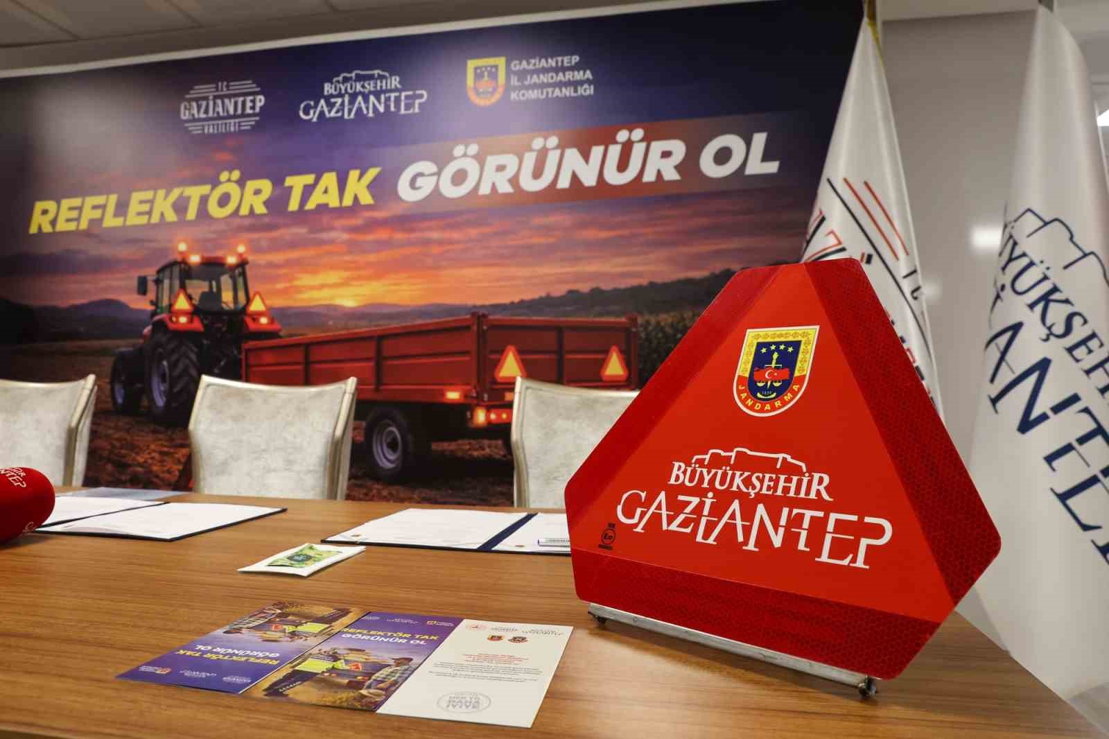 Büyükşehir iş birliğinde, çiftçilere reflektör dağıtımı için protokol imza töreni düzenlendi
Büyükşehir iş birliğinde, çiftçilere reflektör dağıtımı için protokol imza töreni düzenlendi