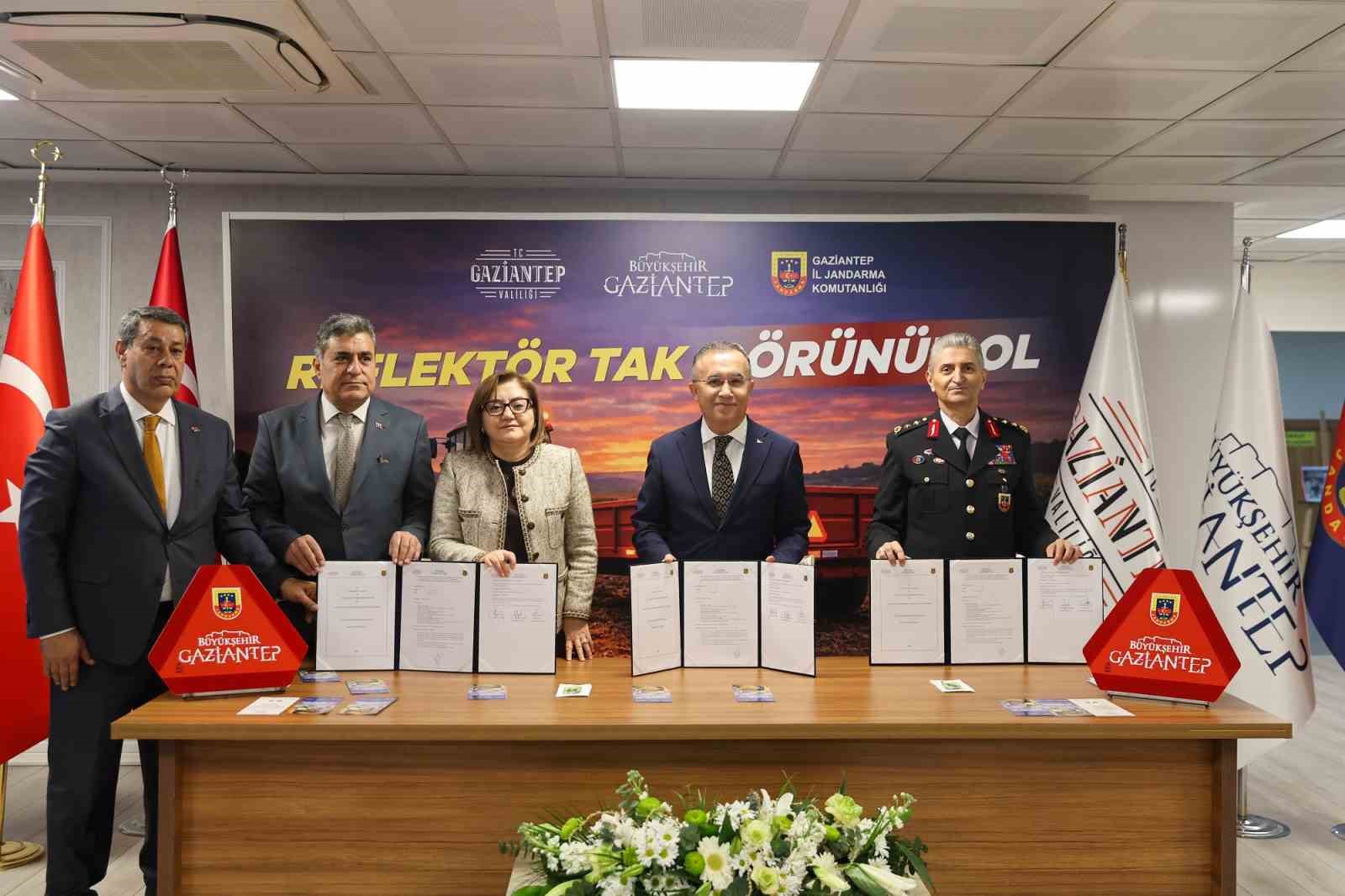 Büyükşehir iş birliğinde, çiftçilere reflektör dağıtımı için protokol imza töreni düzenlendi
Büyükşehir iş birliğinde, çiftçilere reflektör dağıtımı için protokol imza töreni düzenlendi