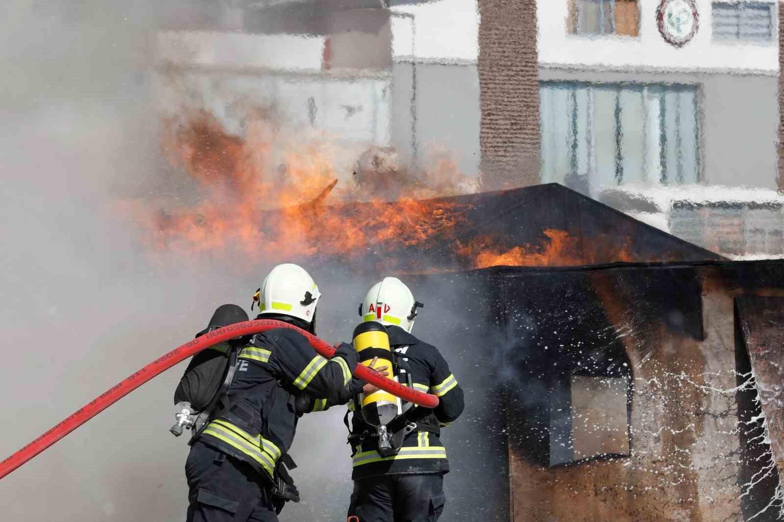 Büyükşehir itfaiyesi 4 bin 811 olaya müdahale etti
Büyükşehir itfaiyesi 4 bin 811 olaya müdahale etti
