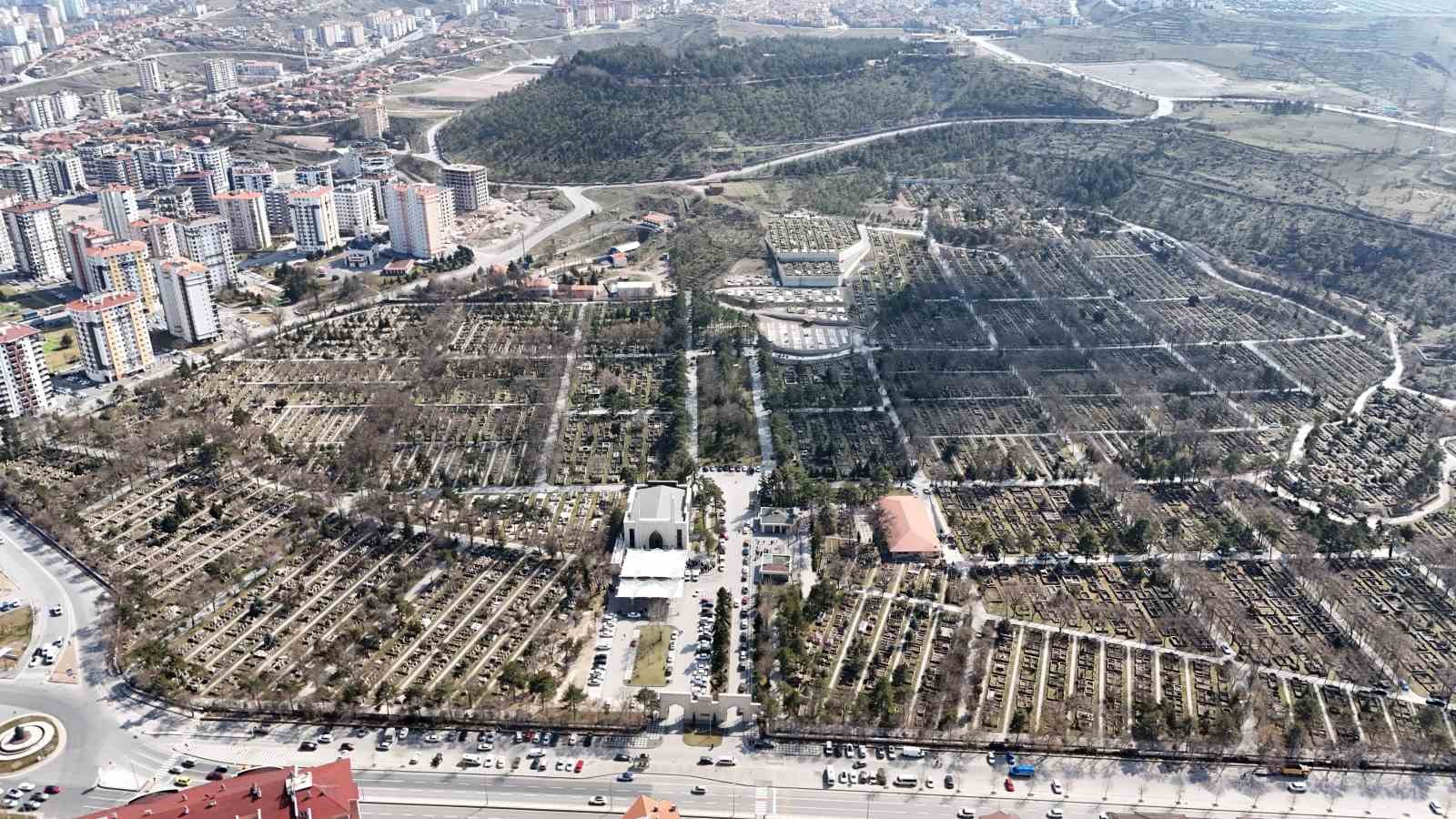 Büyükşehir, kabristanları bayram ziyaretine hazırladı
