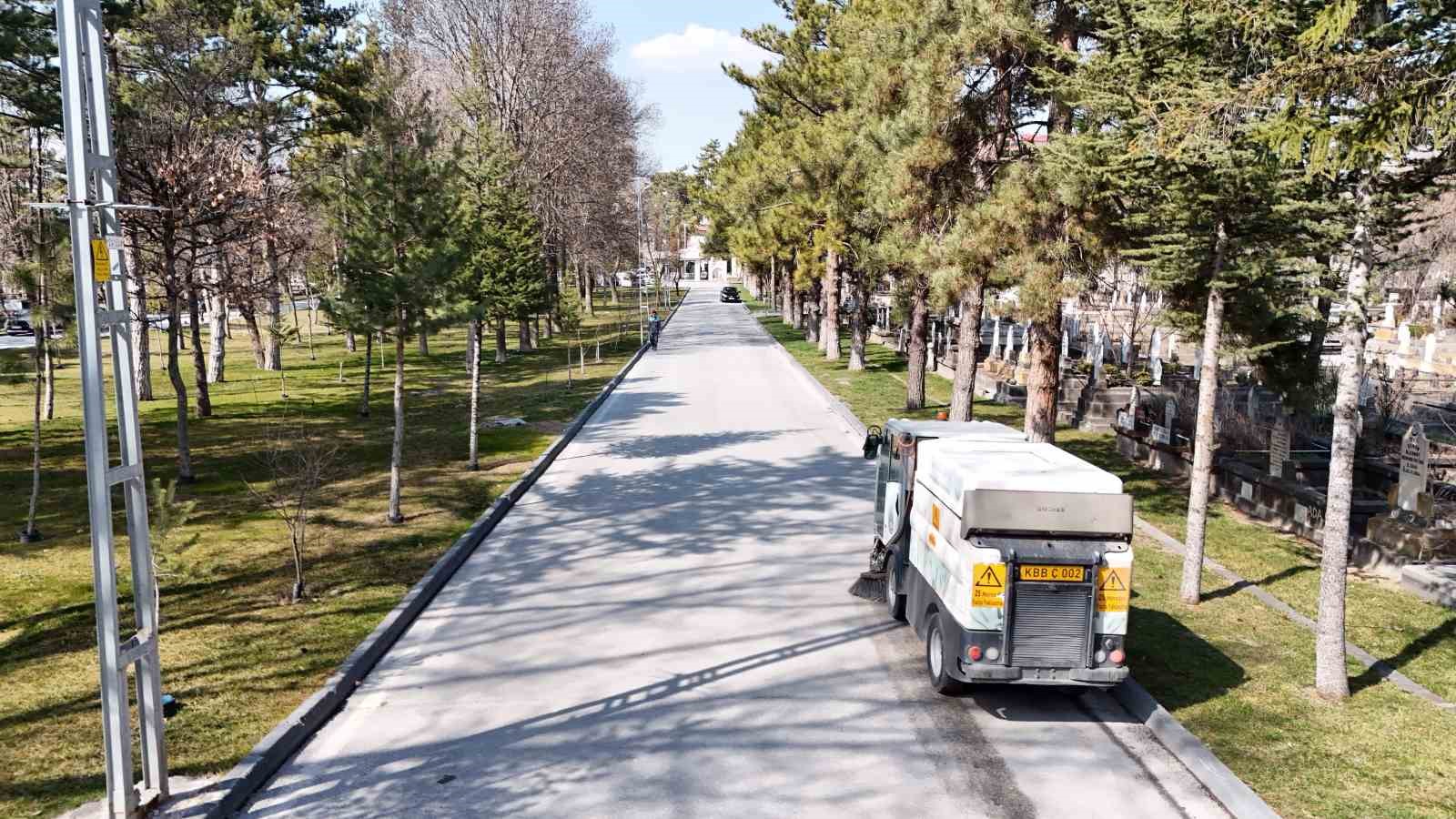 Büyükşehir, kabristanları bayram ziyaretine hazırladı
