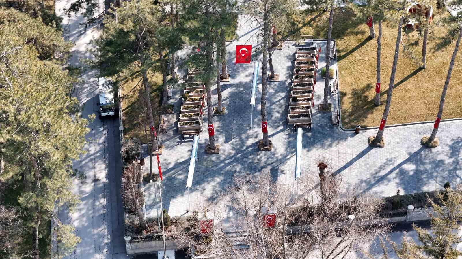 Büyükşehir, kabristanları bayram ziyaretine hazırladı
