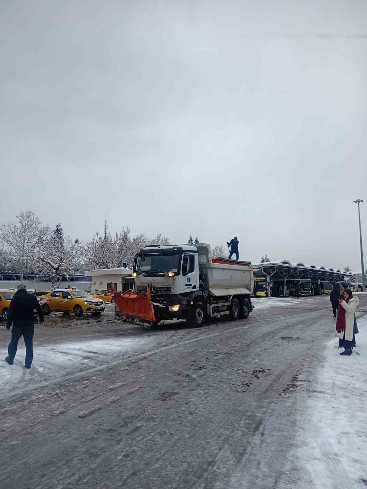 Büyükşehir kar ve lodosa geçit vermedi
