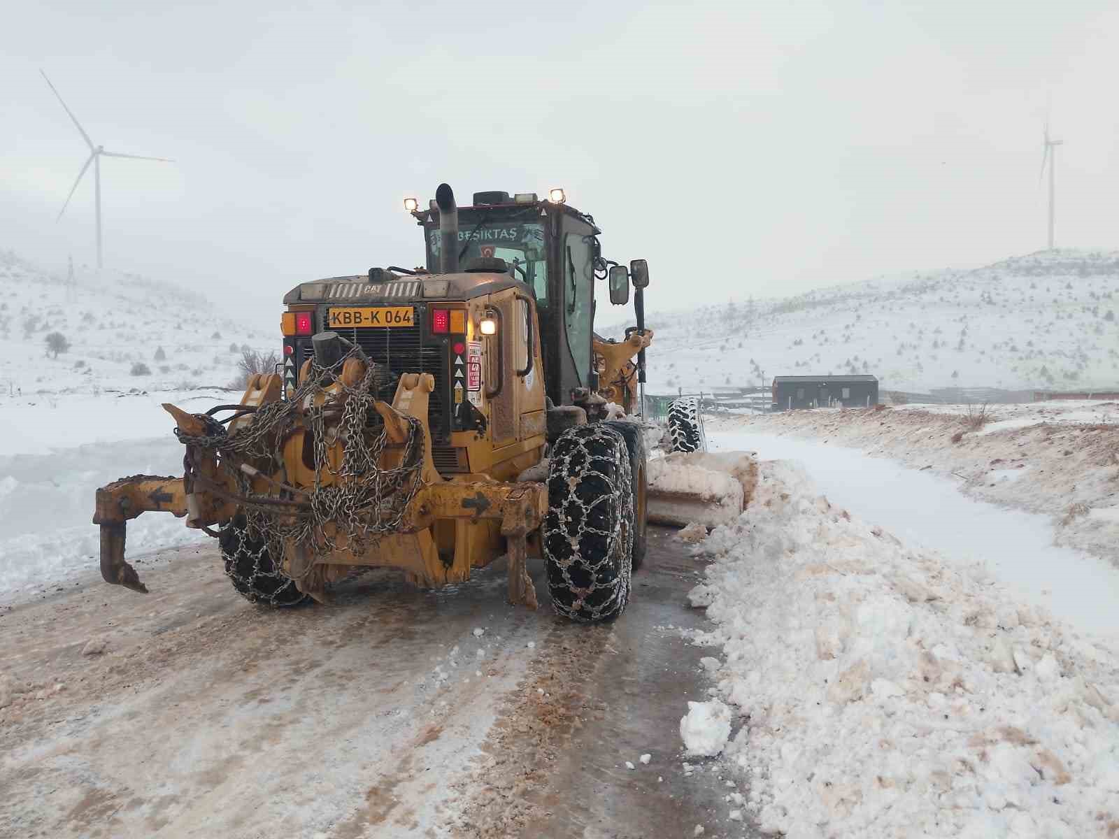 Büyükşehir kardan etkilenen 432 kilometrelik 54 mahalle yolunu ulaşıma açtı
