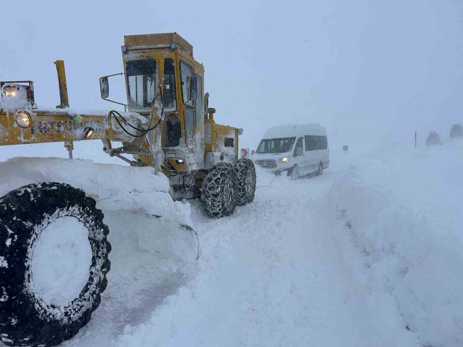Büyükşehir kardan etkilenen 432 kilometrelik 54 mahalle yolunu ulaşıma açtı
