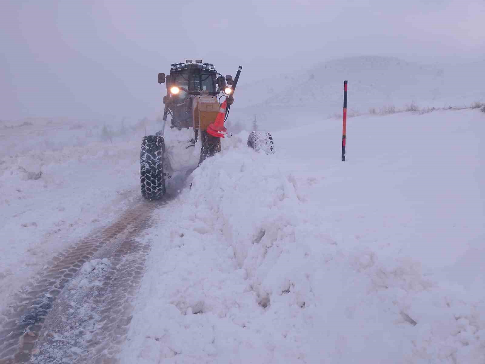 Büyükşehir kardan etkilenen 432 kilometrelik 54 mahalle yolunu ulaşıma açtı
