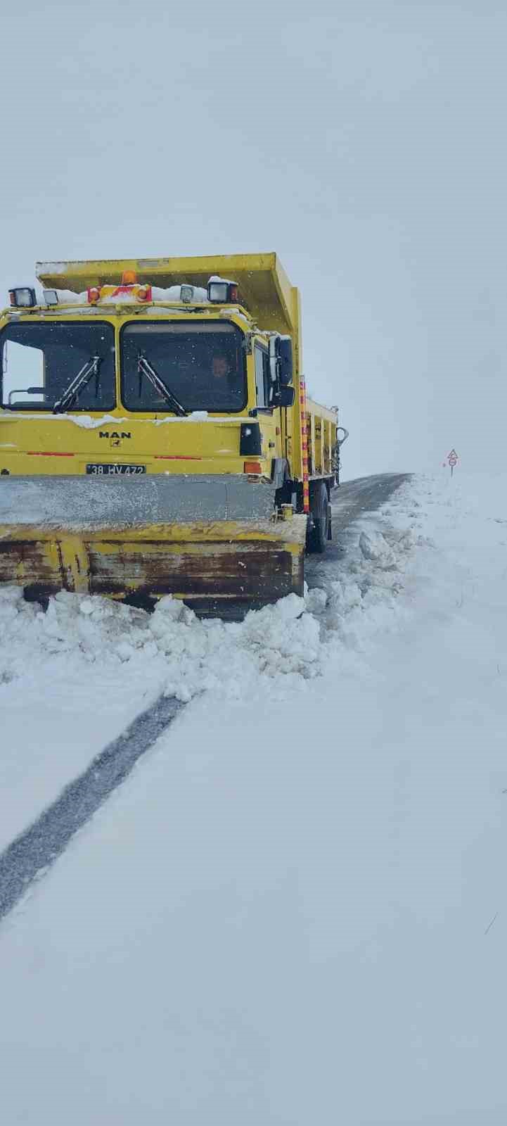 Büyükşehir kardan etkilenen 432 kilometrelik 54 mahalle yolunu ulaşıma açtı
