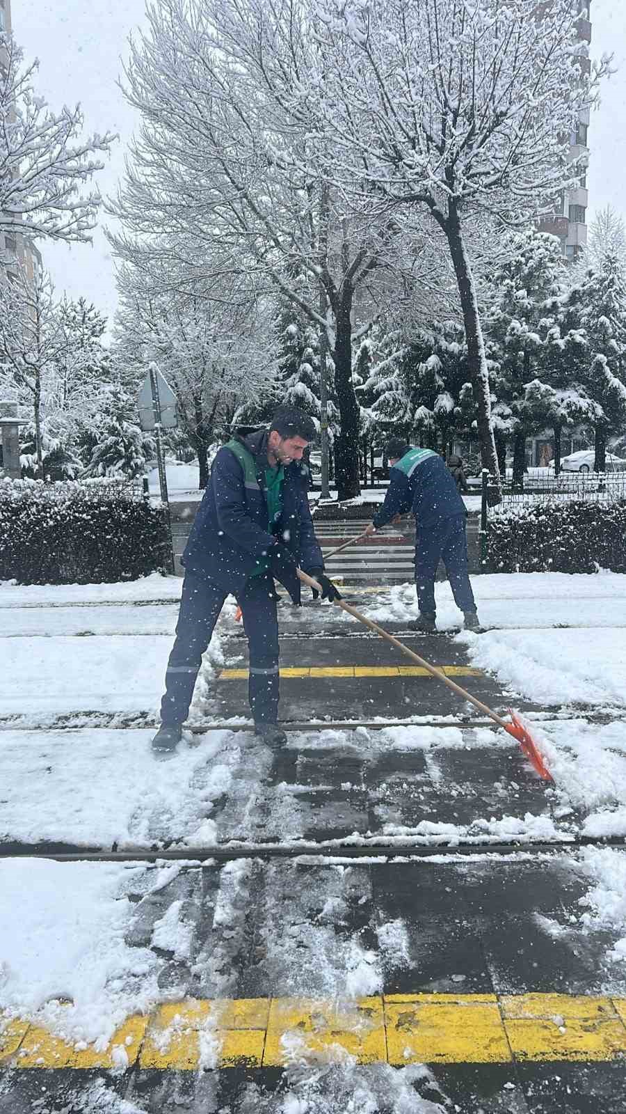 Büyükşehir kardan etkilenen 432 kilometrelik 54 mahalle yolunu ulaşıma açtı
