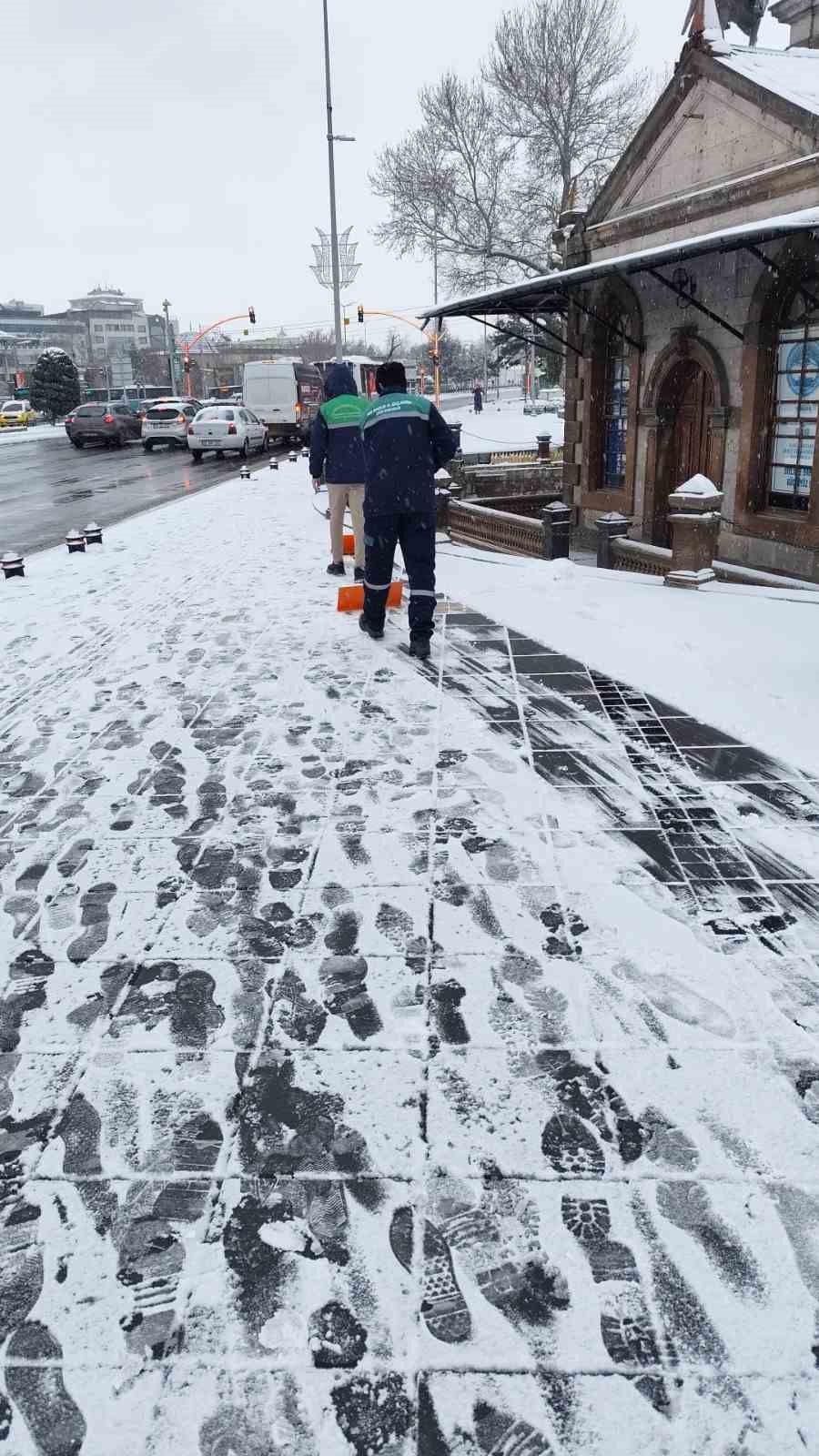 Büyükşehir kardan etkilenen 432 kilometrelik 54 mahalle yolunu ulaşıma açtı
