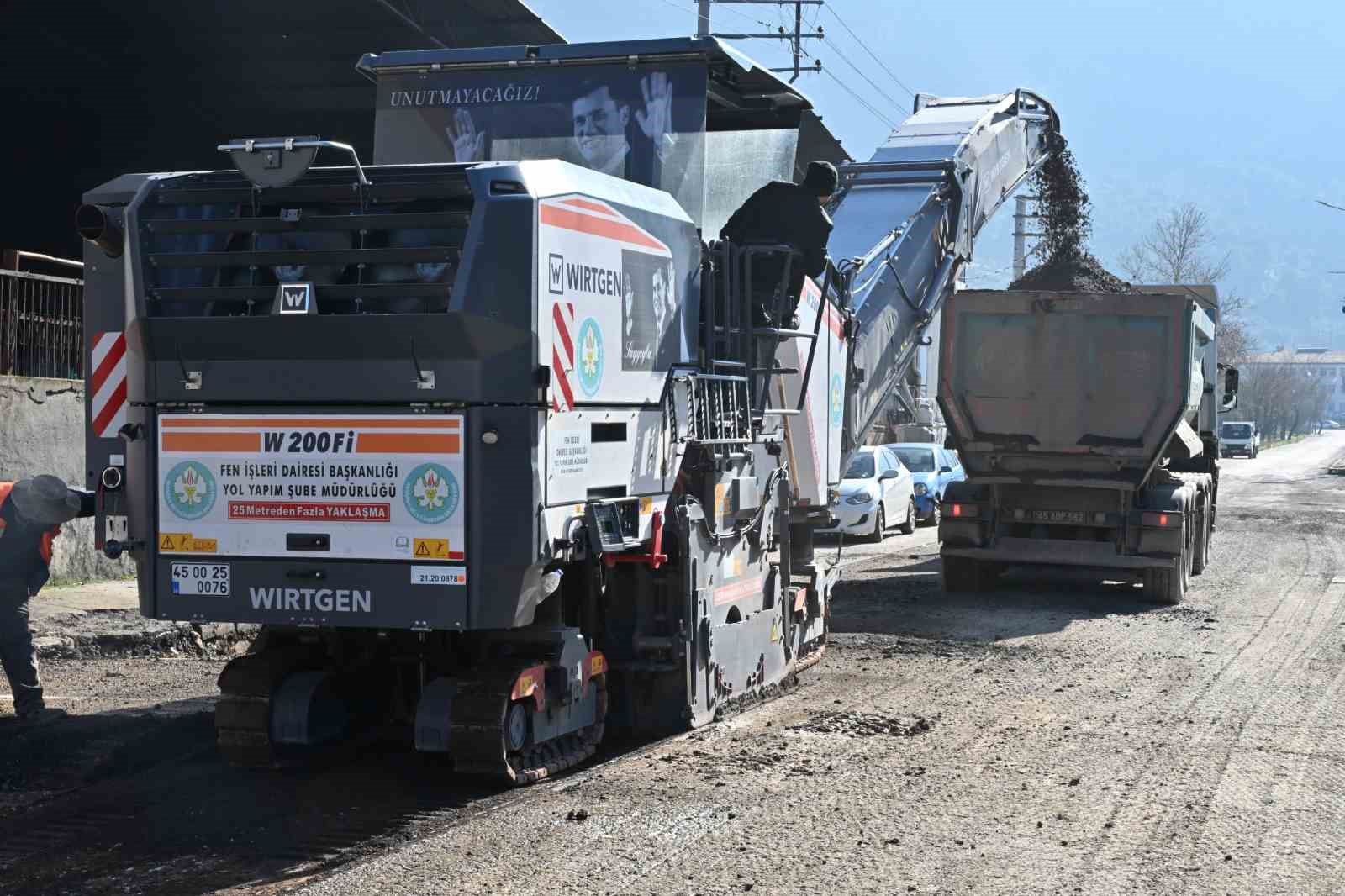 Büyükşehir kendi asfaltını yollarda kullanmaya başladı

