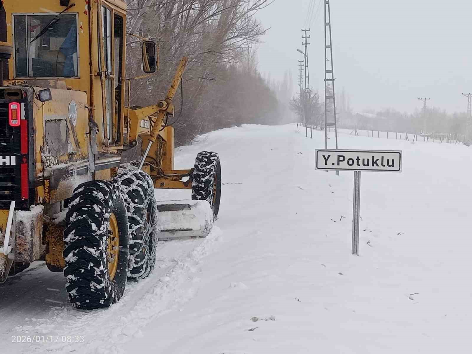 Büyükşehir, kırsal kesimlerde etkili olan kar yağışında 47 mahalle yolunu ulaşıma açtı
