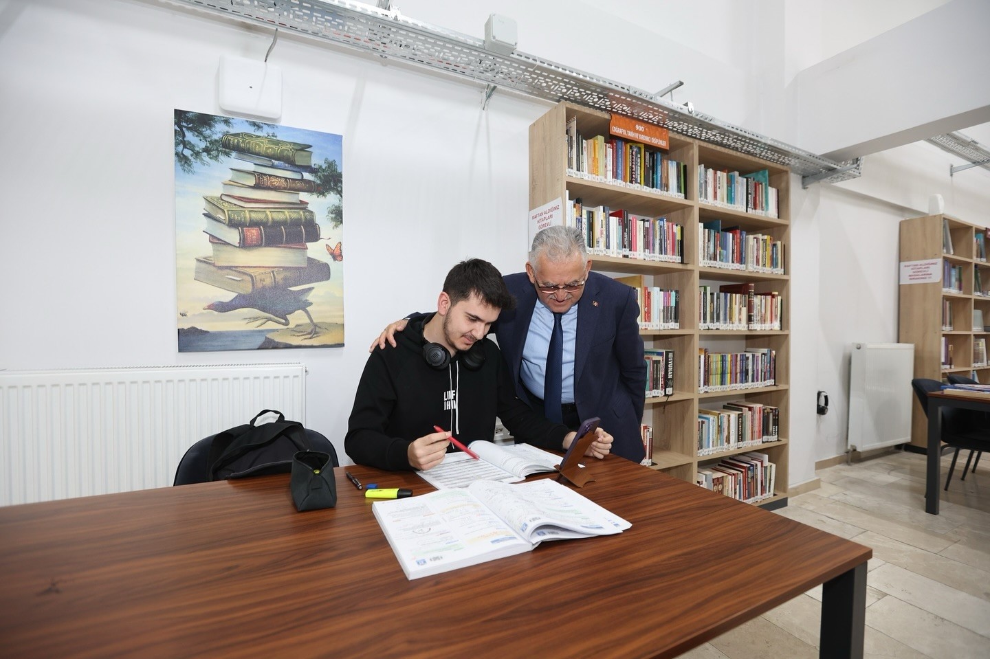 Büyükşehir kütüphaneleri 2025 yılında 2 milyon ziyaretçiyi ağırladı
Büyükşehir kütüphaneleri 2025 yılında 2 milyon ziyaretçiyi ağırladı