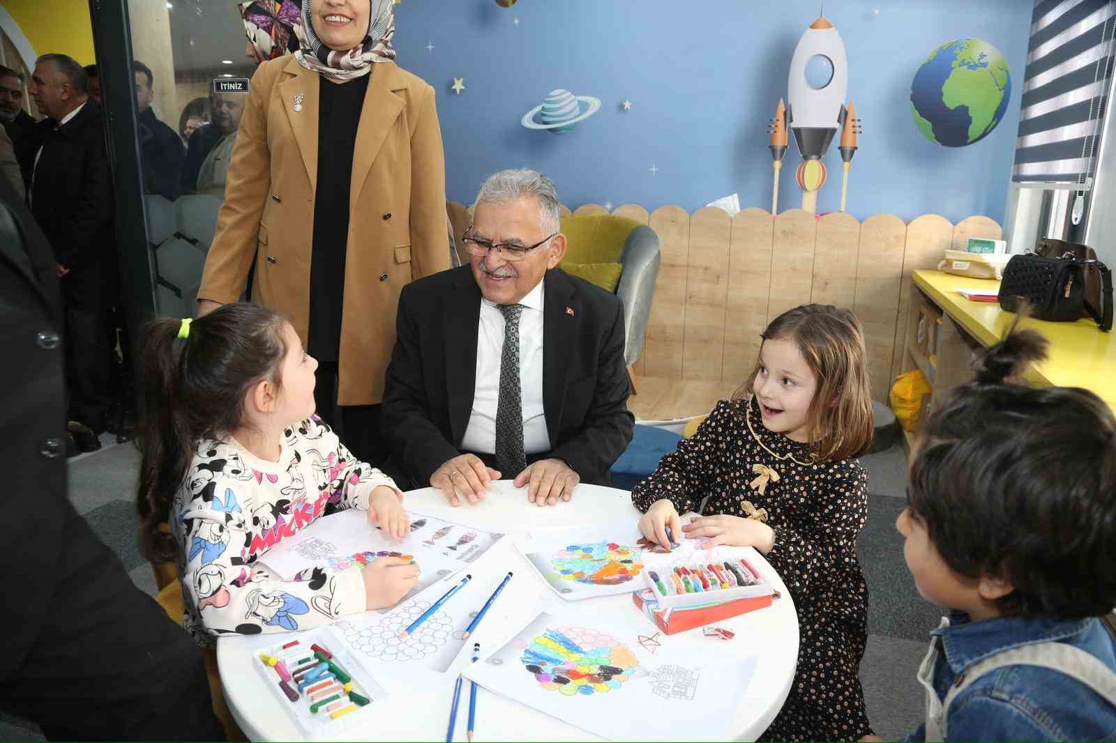 Büyükşehir kütüphaneleri 2025 yılında 2 milyon ziyaretçiyi ağırladı
Büyükşehir kütüphaneleri 2025 yılında 2 milyon ziyaretçiyi ağırladı