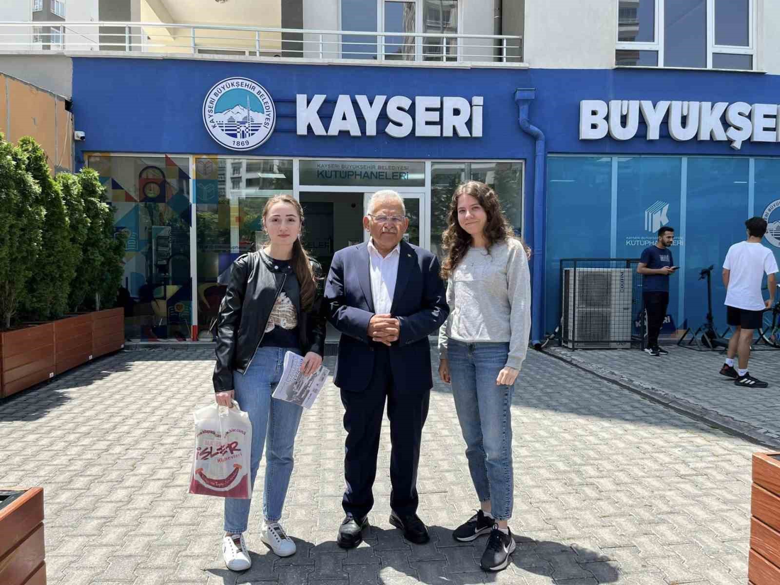 Büyükşehir kütüphaneleri 2025 yılında 2 milyon ziyaretçiyi ağırladı
Büyükşehir kütüphaneleri 2025 yılında 2 milyon ziyaretçiyi ağırladı
