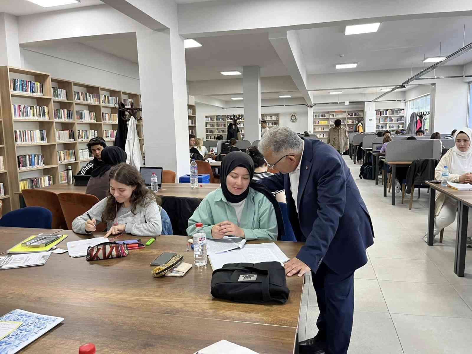 Büyükşehir kütüphaneleri 2025 yılında 2 milyon ziyaretçiyi ağırladı
Büyükşehir kütüphaneleri 2025 yılında 2 milyon ziyaretçiyi ağırladı