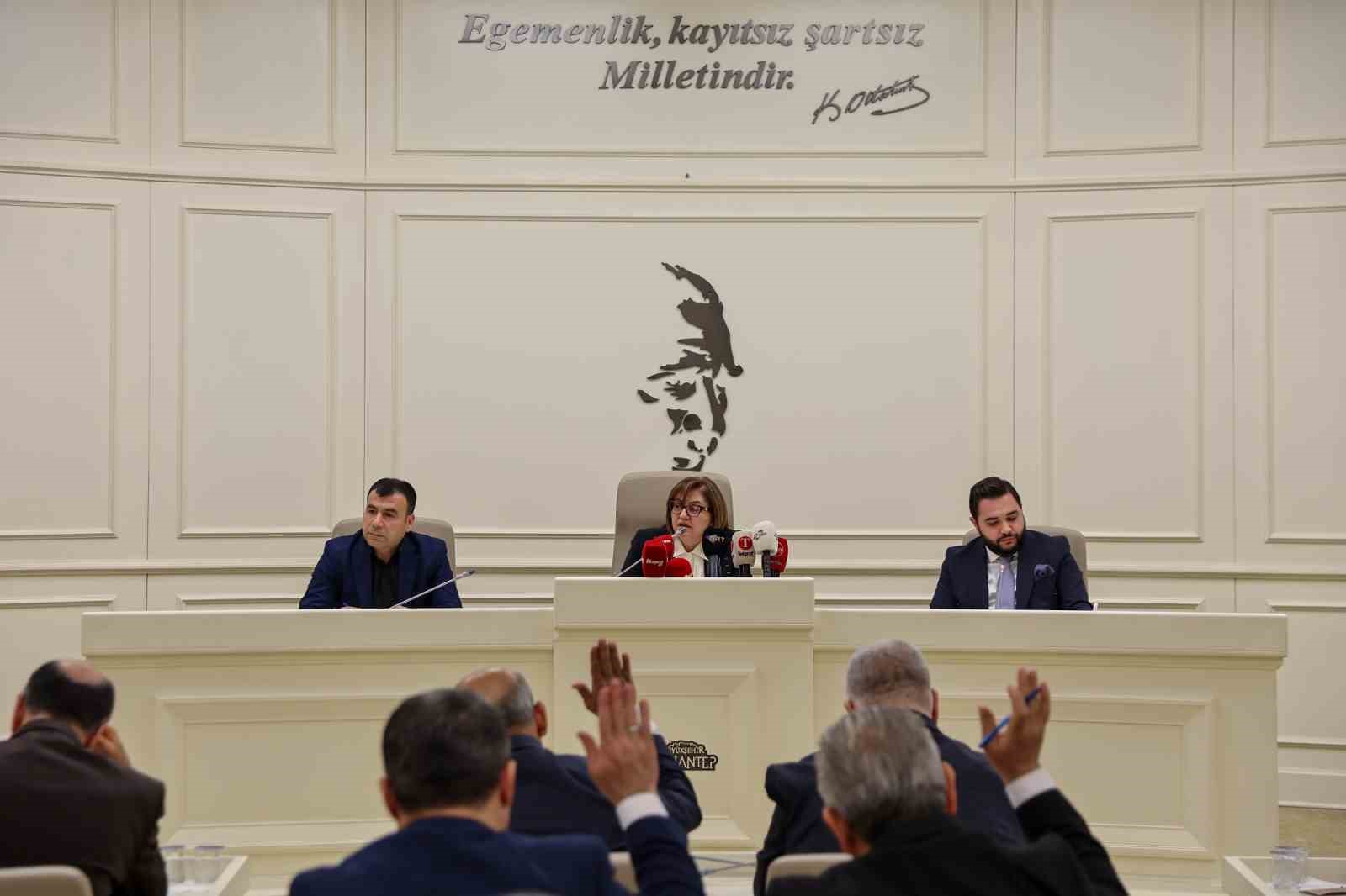 Büyükşehir Meclisi’nde Bakan Tekin’e paye, çiftçiye destek
Büyükşehir Meclisi’nde Bakan Tekin’e paye, çiftçiye destek