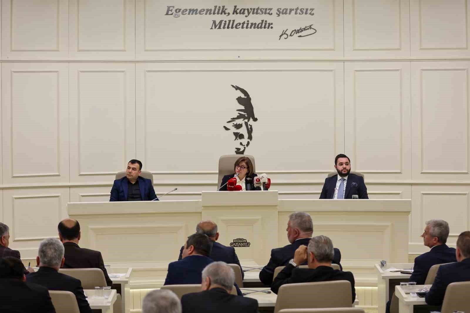 Büyükşehir Meclisi’nde Bakan Tekin’e paye, çiftçiye destek
Büyükşehir Meclisi’nde Bakan Tekin’e paye, çiftçiye destek