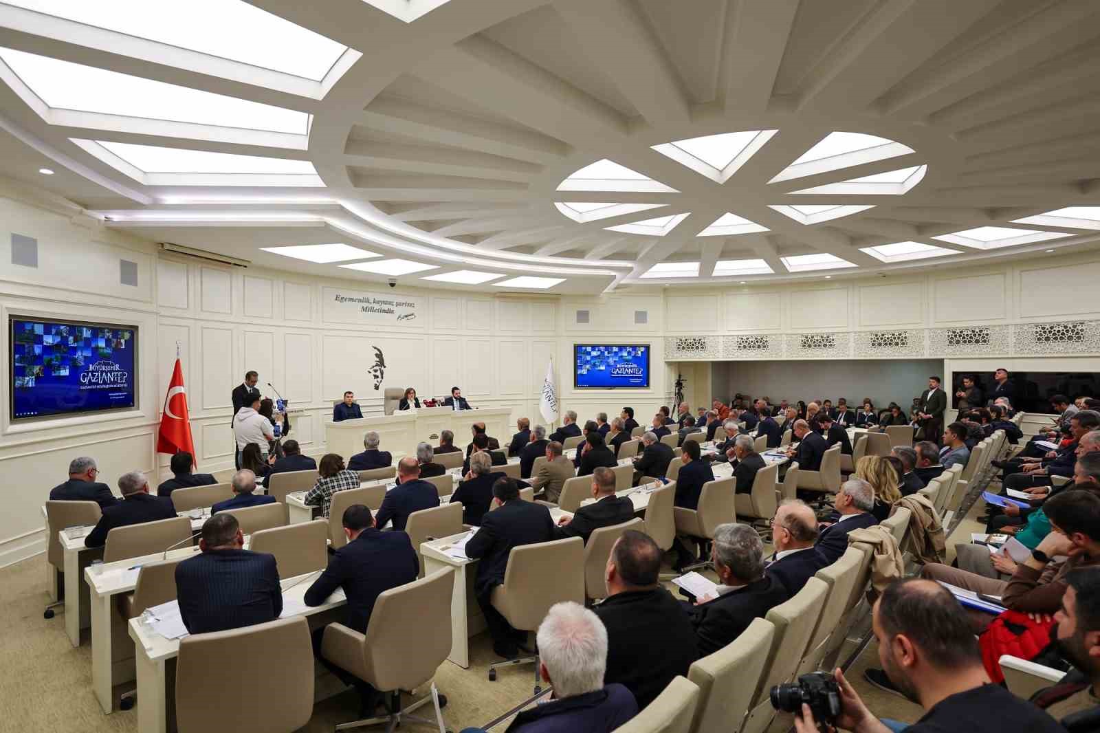 Büyükşehir Meclisi’nde Bakan Tekin’e paye, çiftçiye destek
Büyükşehir Meclisi’nde Bakan Tekin’e paye, çiftçiye destek