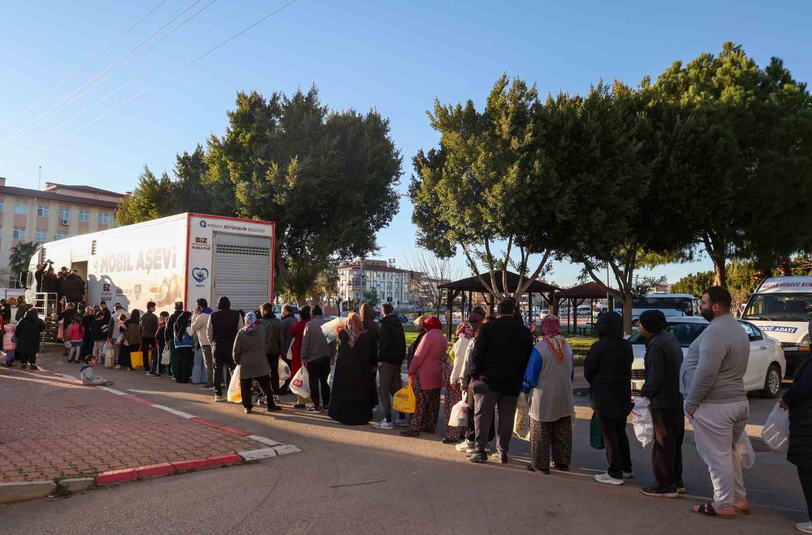 Büyükşehir Mobil Aşevi’nden sıcak yemek ikramı
Büyükşehir Mobil Aşevi’nden sıcak yemek ikramı