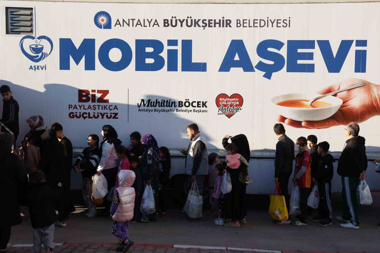 Büyükşehir Mobil Aşevi’nden sıcak yemek ikramı
Büyükşehir Mobil Aşevi’nden sıcak yemek ikramı