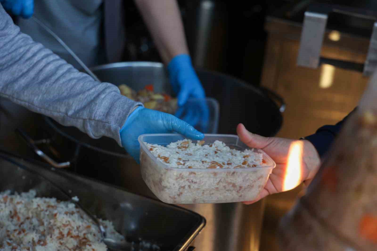 Büyükşehir Mobil Aşevi’nden sıcak yemek ikramı
Büyükşehir Mobil Aşevi’nden sıcak yemek ikramı