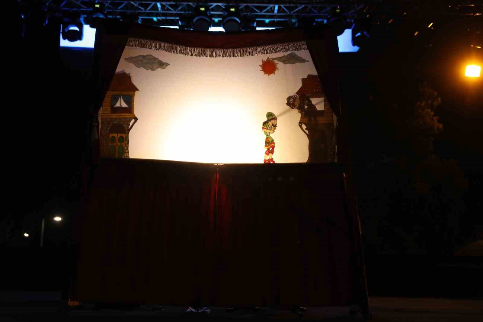 Büyükşehir Mobil Aşevi’nden sıcak yemek ikramı
Büyükşehir Mobil Aşevi’nden sıcak yemek ikramı