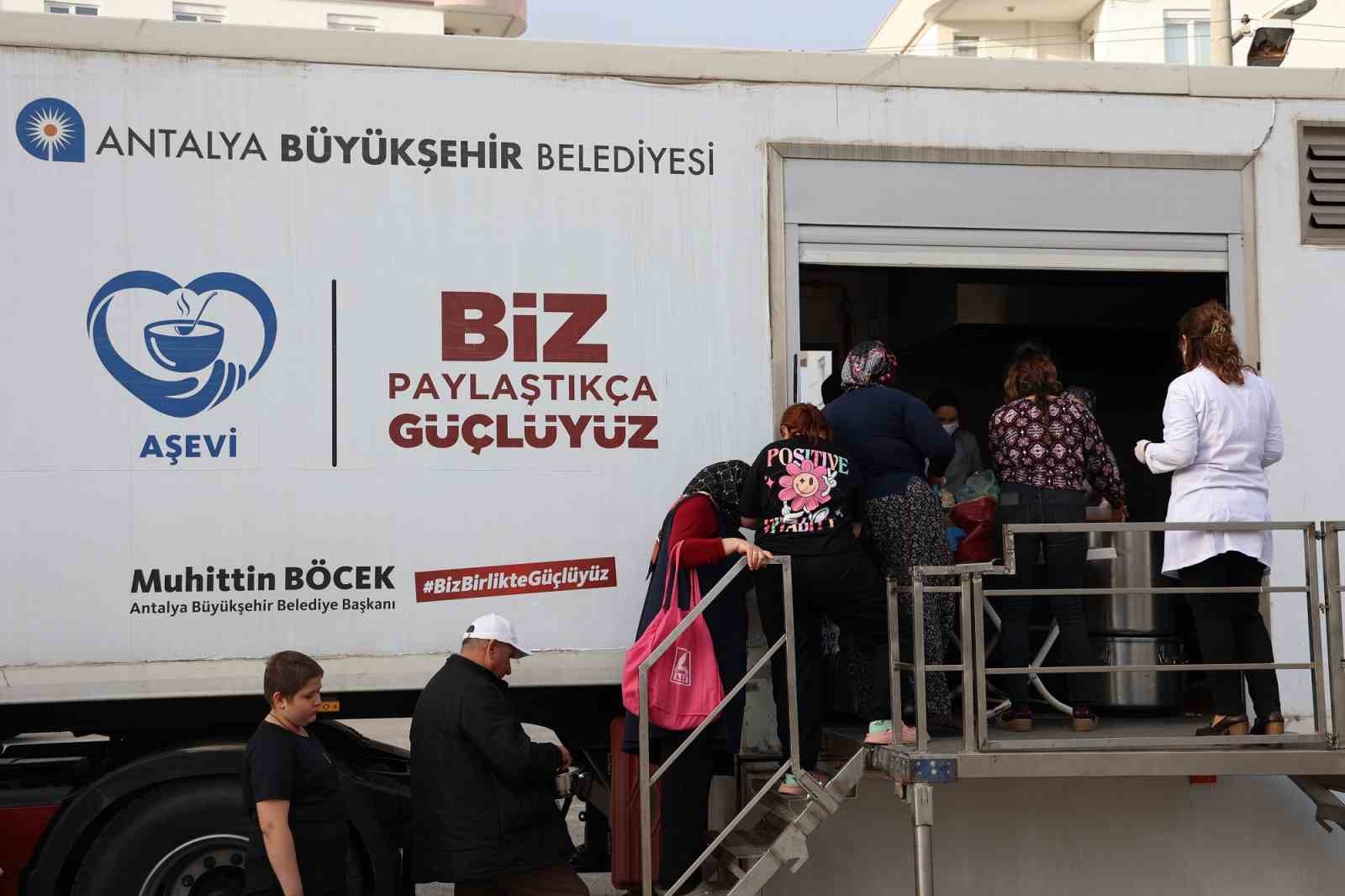 Büyükşehir Ramazan bereketini mahallelere taşıyor
