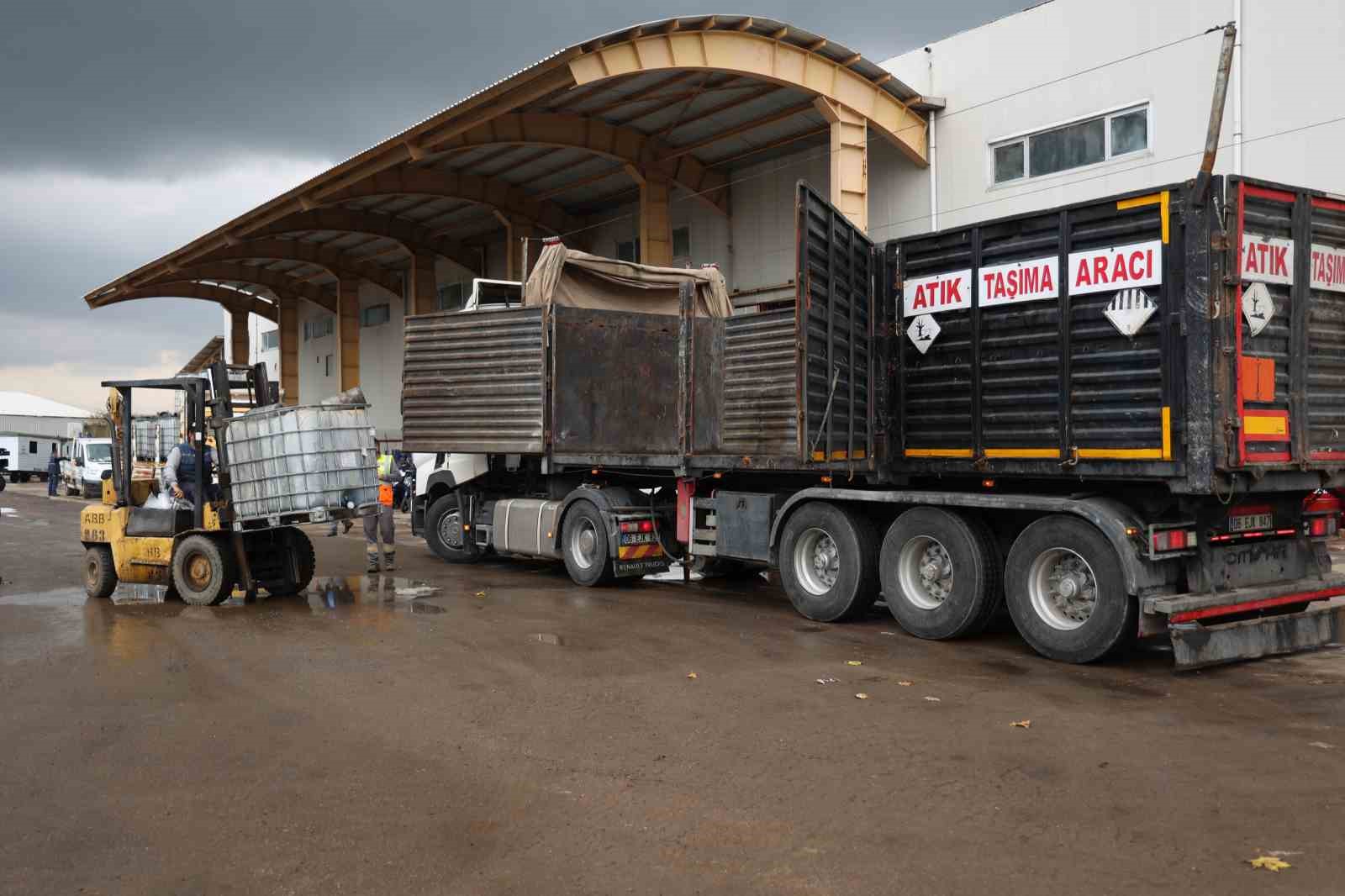 Büyükşehir son 3 yılda 32 ton tehlikeli atığı bertaraf etti
Büyükşehir son 3 yılda 32 ton tehlikeli atığı bertaraf etti