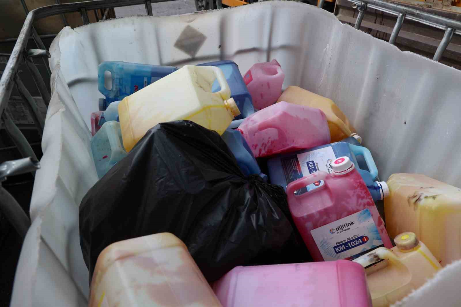 Büyükşehir son 3 yılda 32 ton tehlikeli atığı bertaraf etti
Büyükşehir son 3 yılda 32 ton tehlikeli atığı bertaraf etti