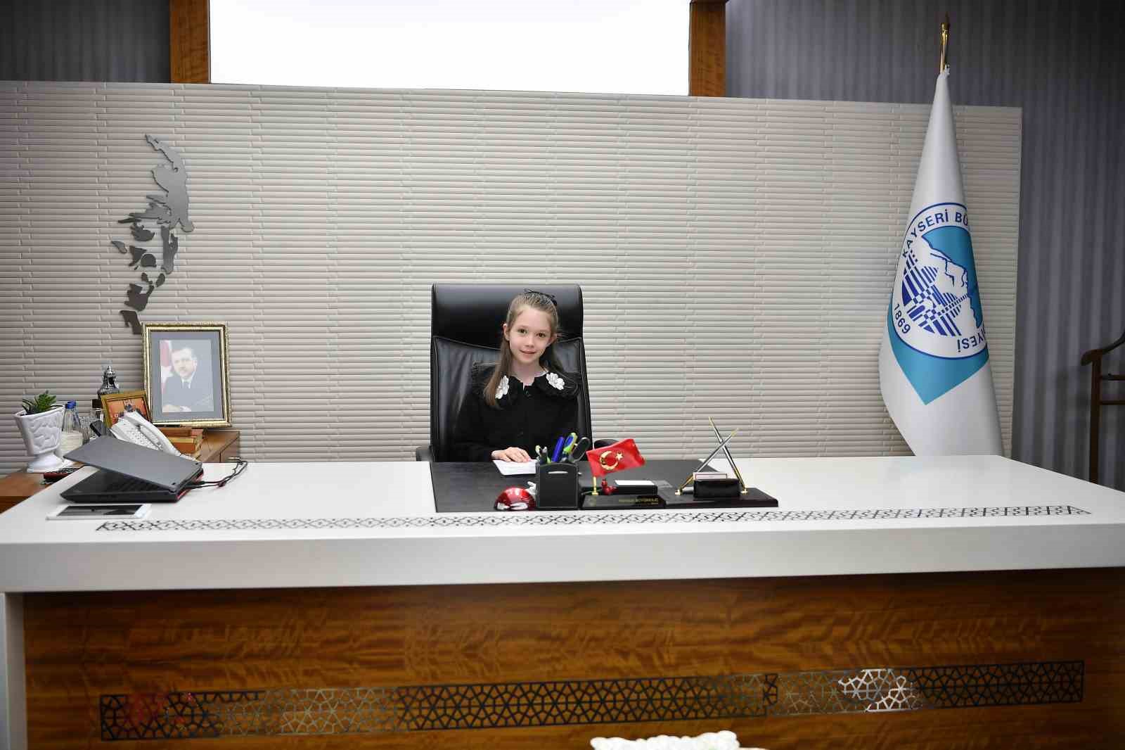 Büyükşehir’de başkanlık koltuğuna minik Zeynep oturdu
