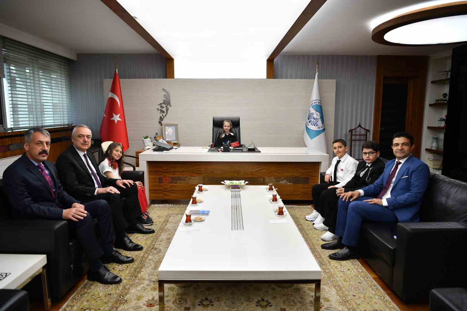 Büyükşehir’de başkanlık koltuğuna minik Zeynep oturdu
