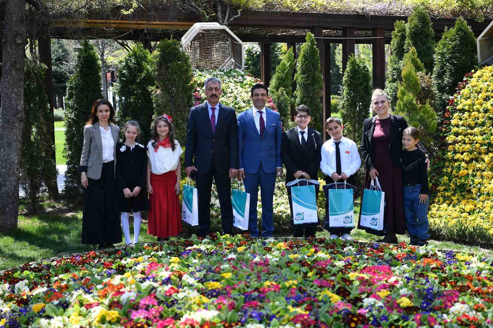 Büyükşehir’de başkanlık koltuğuna minik Zeynep oturdu
