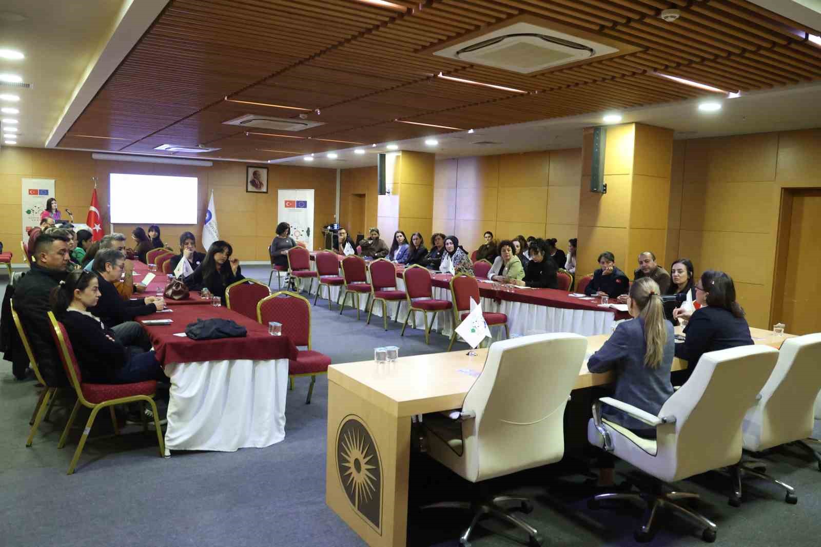 Büyükşehir’de "Kadın Dostu Kentler" toplantısı
Büyükşehir’de "Kadın Dostu Kentler" toplantısı