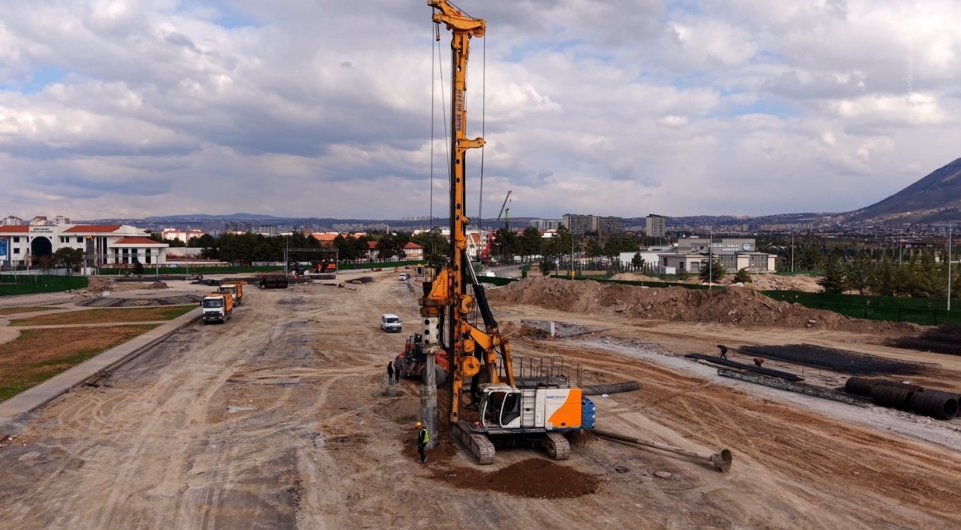 Büyükşehir’de pazar günü de durmak yok: Kartal Katlı Kavşağı’nda hummalı çalışma
