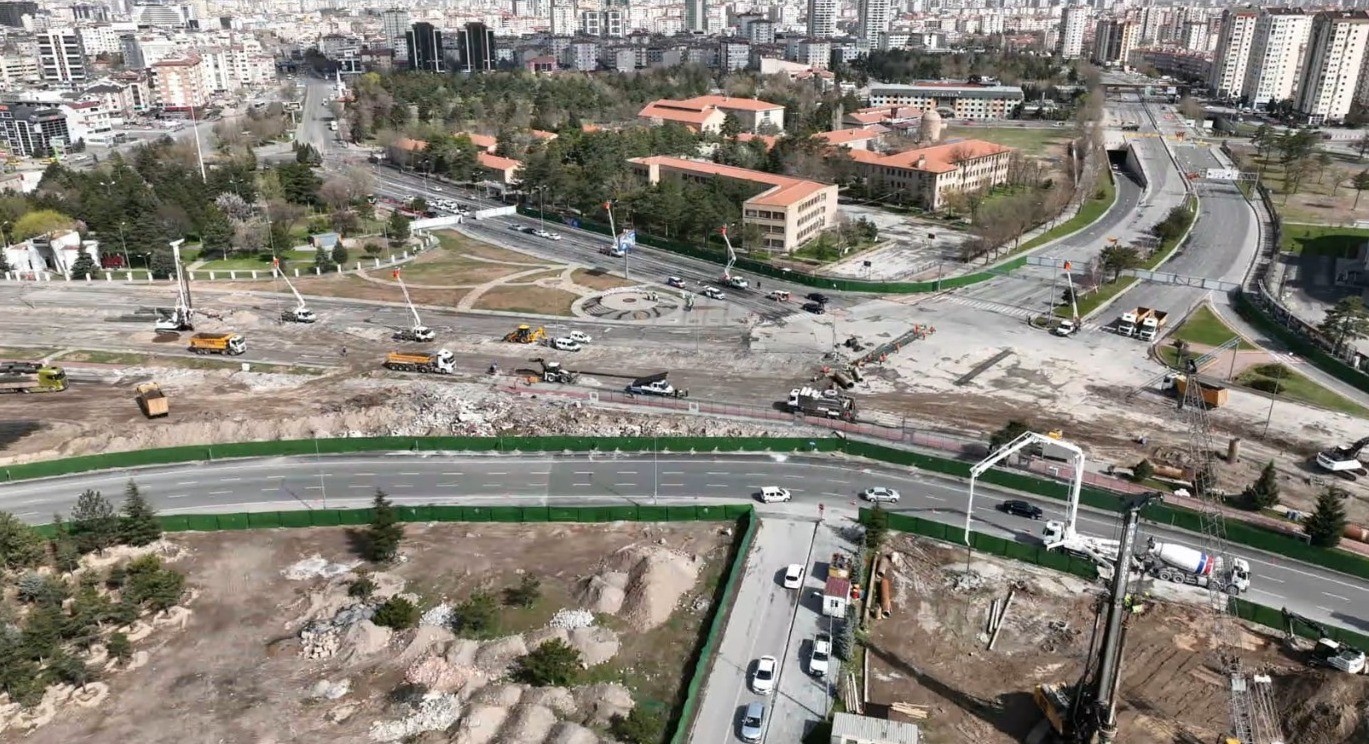 Büyükşehir’de pazar günü de durmak yok: Kartal Katlı Kavşağı’nda hummalı çalışma
