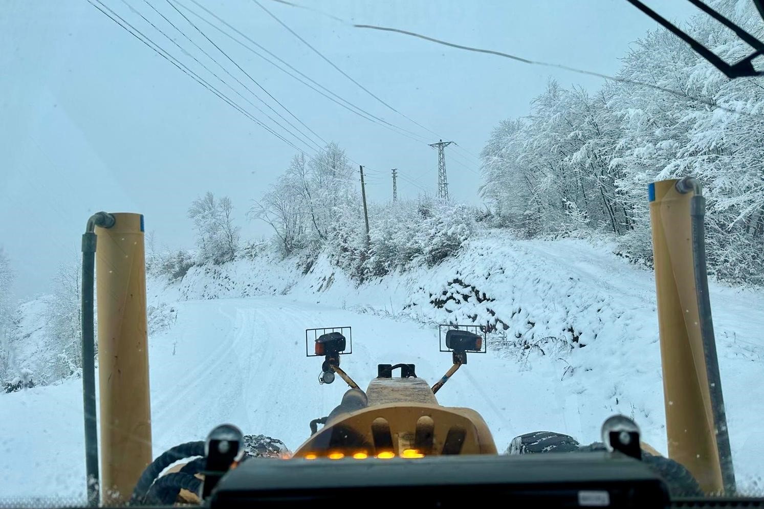 Büyükşehirden 17 ilçede karla mücadele mesaisi: 346 mahalle yoluna müdahale edildi
Büyükşehirden 17 ilçede karla mücadele mesaisi: 346 mahalle yoluna müdahale edildi