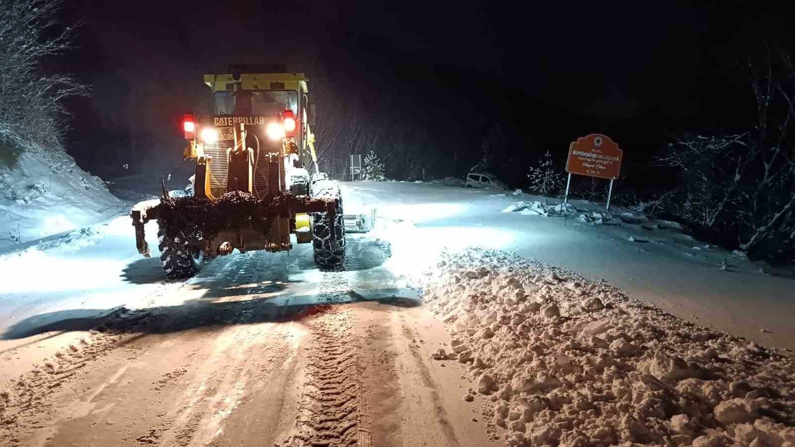 Büyükşehirden 17 ilçede karla mücadele mesaisi: 346 mahalle yoluna müdahale edildi
Büyükşehirden 17 ilçede karla mücadele mesaisi: 346 mahalle yoluna müdahale edildi