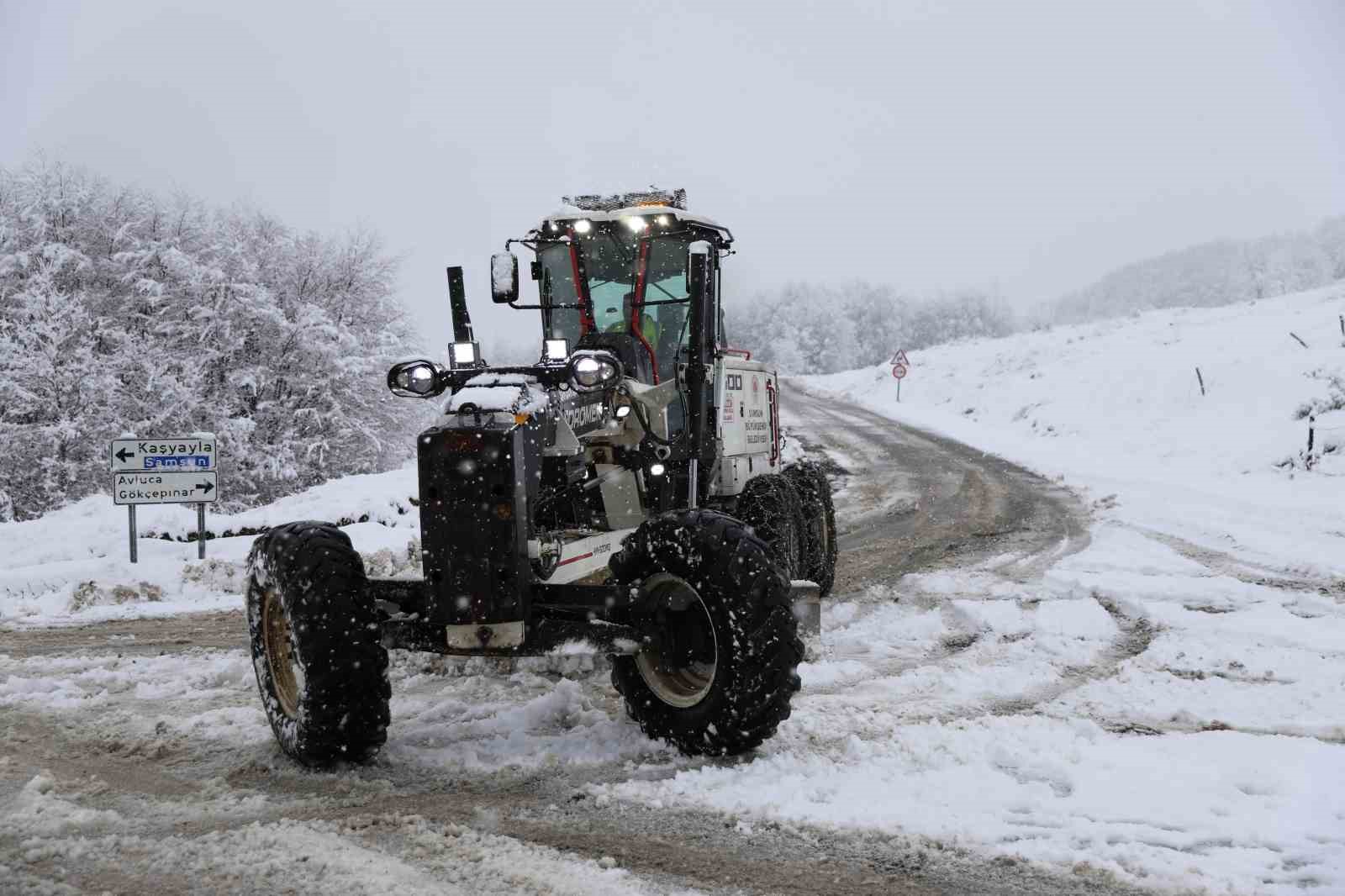 Büyükşehirden 17 ilçede karla mücadele mesaisi: 346 mahalle yoluna müdahale edildi
Büyükşehirden 17 ilçede karla mücadele mesaisi: 346 mahalle yoluna müdahale edildi