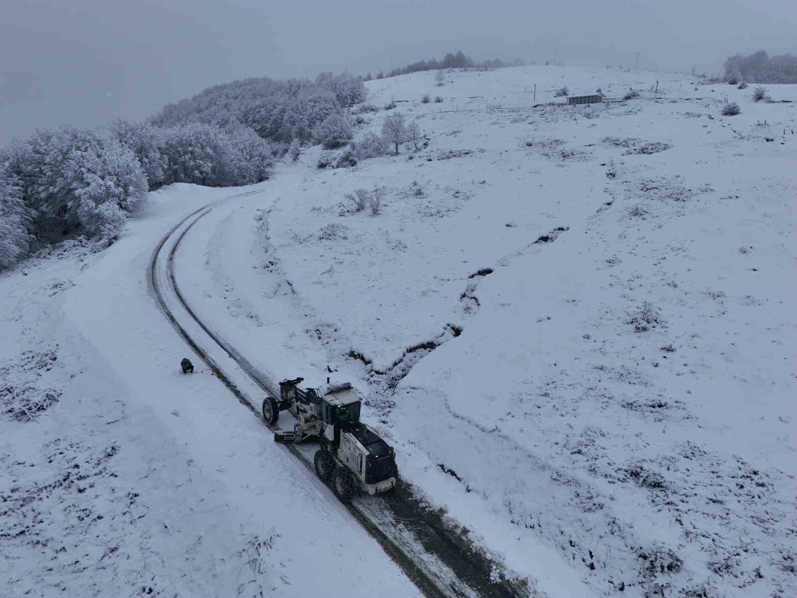 Büyükşehirden 17 ilçede karla mücadele mesaisi: 346 mahalle yoluna müdahale edildi
Büyükşehirden 17 ilçede karla mücadele mesaisi: 346 mahalle yoluna müdahale edildi