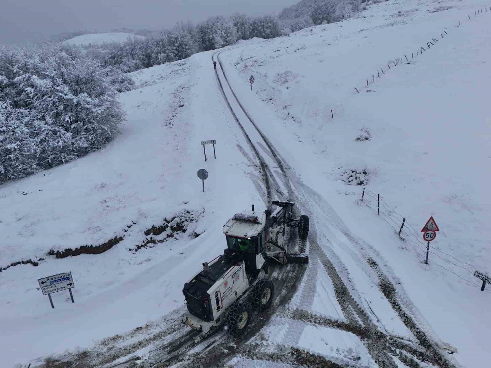 Büyükşehirden 17 ilçede karla mücadele mesaisi: 346 mahalle yoluna müdahale edildi
Büyükşehirden 17 ilçede karla mücadele mesaisi: 346 mahalle yoluna müdahale edildi