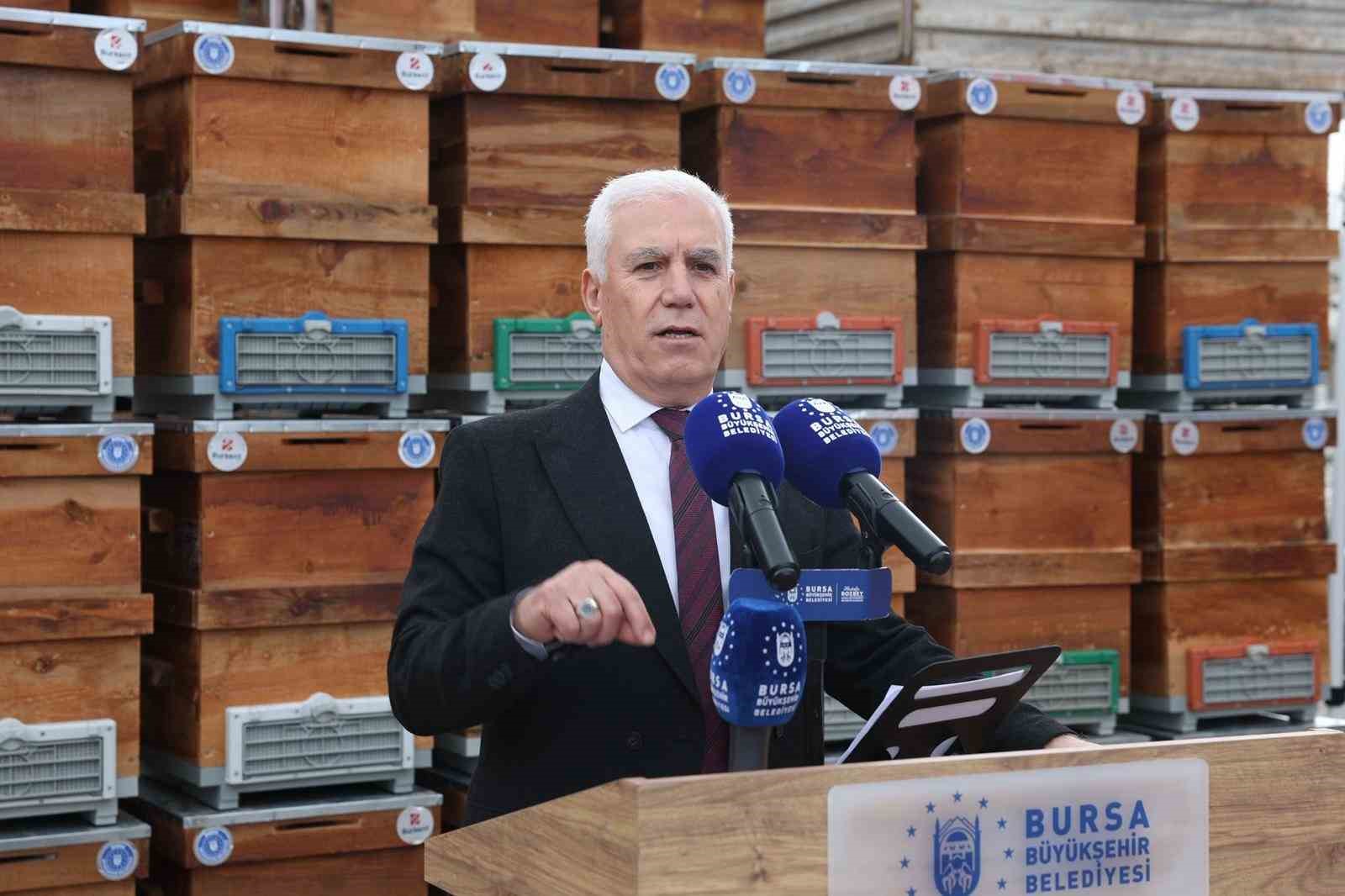 Büyükşehir’den arıcılara kovan desteği
Büyükşehir’den arıcılara kovan desteği