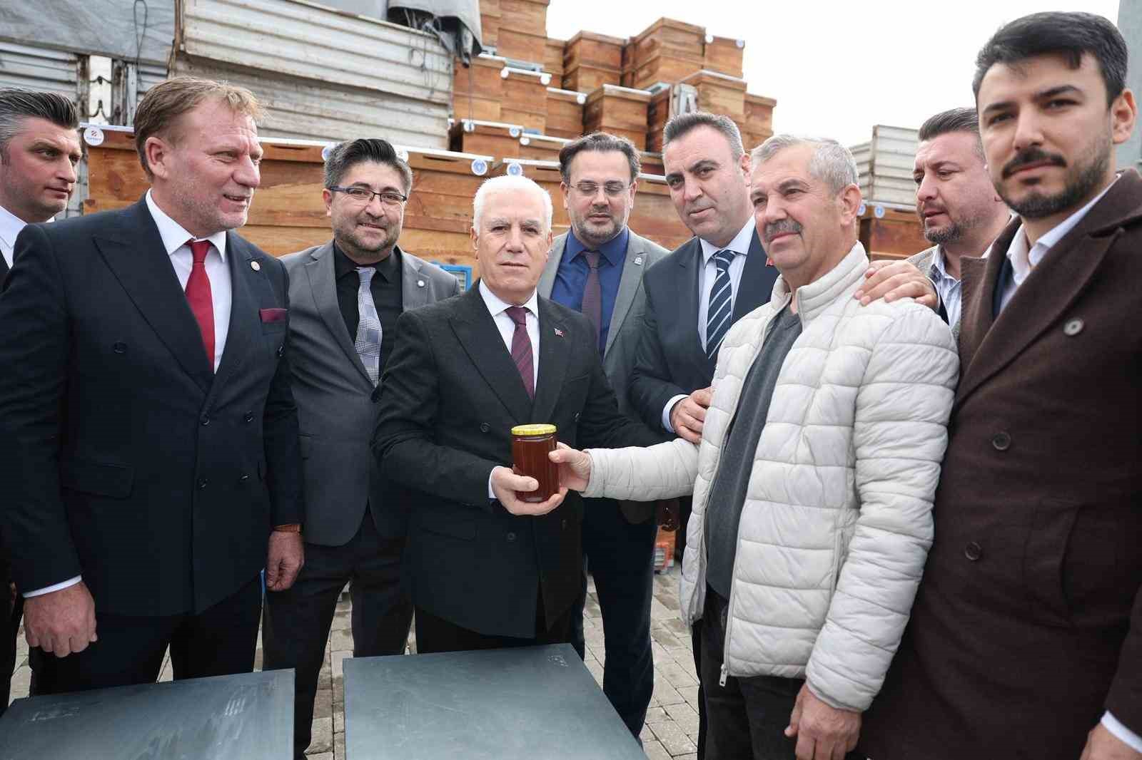 Büyükşehir’den arıcılara kovan desteği
Büyükşehir’den arıcılara kovan desteği